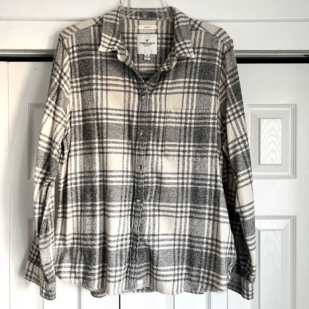 American Eagle gray & white flannel